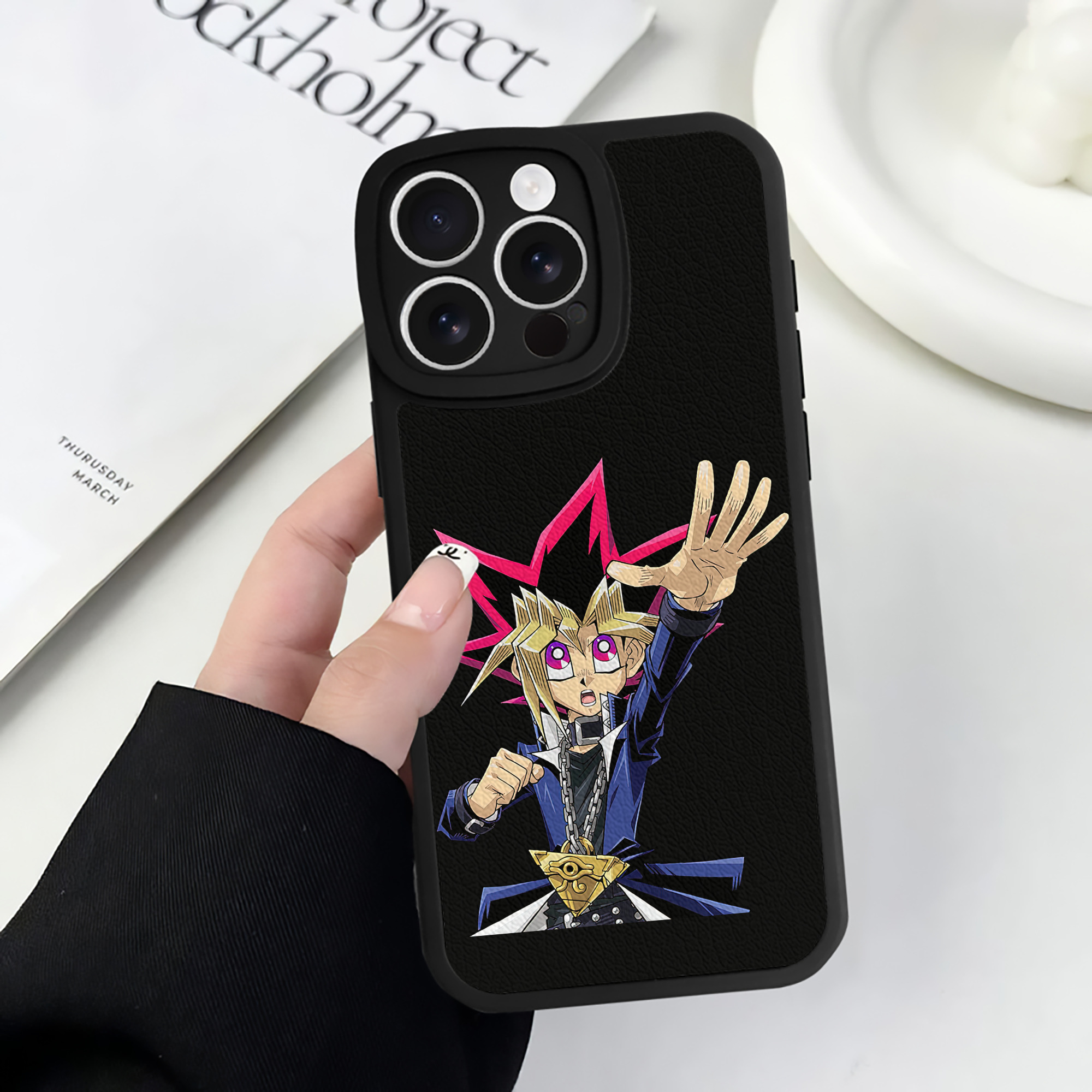 （画像用） 遊☆戯☆王 Yu-Gi-Oh! 【iPhone 16シリーズ対応】シリコンスマホケース（レザー調） 材質：シリコン